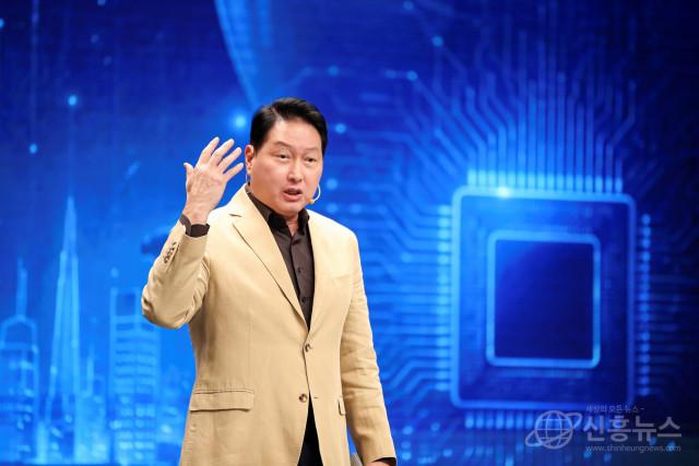 최태원 SK그룹 회장이 EBS ‘위대한 수업, 그레이트 마인즈’에서 청년들을 대상으로 강연하고 있다(EBS 제공)