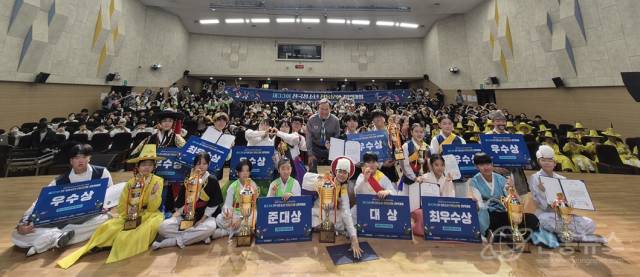 ‘제33회 전국청소년전통문화경연대회’ 참여자들이 단체사진을 촬영하고 있다