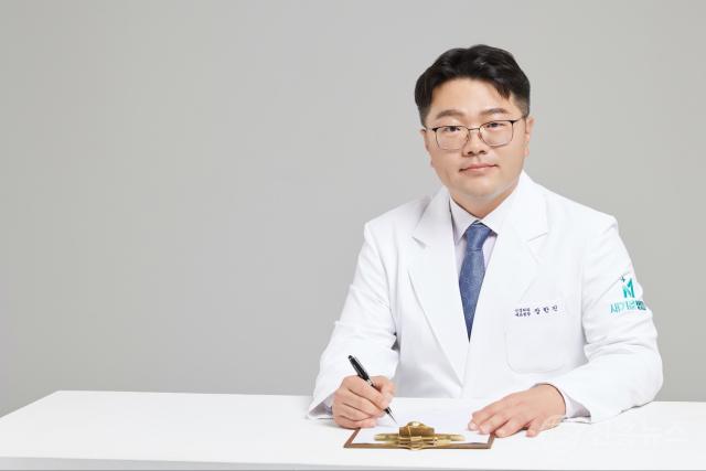 새기준병원 장한진 대표원장(신경외과 전문의). 양방향 척추내시경을 중심으로 척추질환을 진료하고 수술 후 회복관리를 상담한다(사진 제공: 새기준병원)