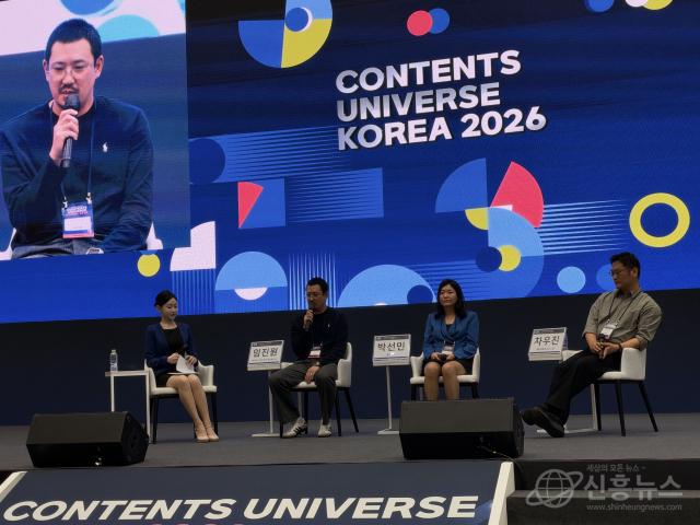 임진원 팬커뮤니케이션즈 글로벌 이사가 Fandom Economy 세션 라운드테이블에서 팬덤 경제에 대한 견해를 밝히고 있다