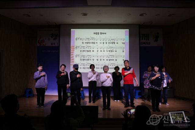 지난 10월 23일 밤밭노인복지관 ‘행복을 담은 송년문화축제’에서 어르신들이 자신의 삶을 바탕으로 만든 ‘우리에게도 처음이 있다’ 공연을 선보이고 있다